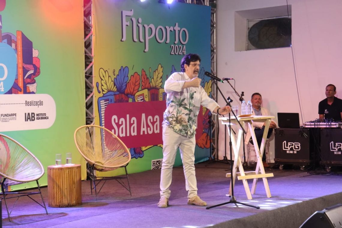 Jessier Quirino fez palestra-show com lançamento do nono livro
