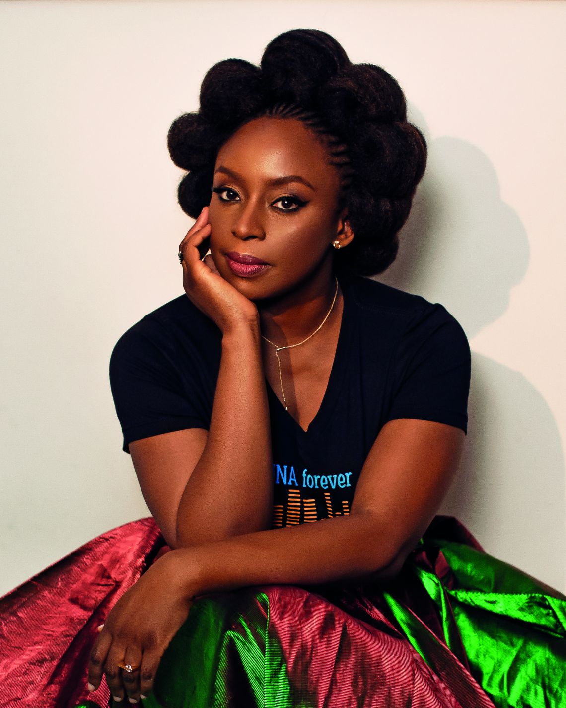 Autora nigeriana volta a publicar novo romance após 10 anos do lançamento de Americanah