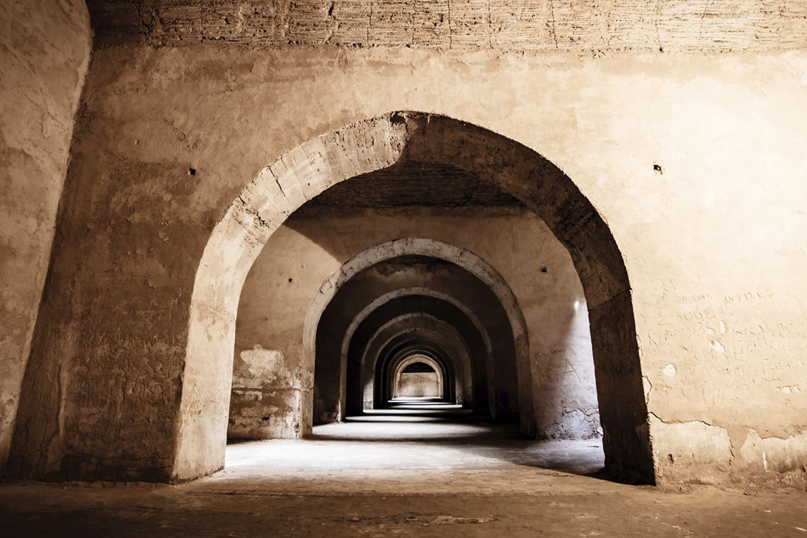 A Prisão de Kara, em Meknés, Marrocos, com seu ambiente claustrofóbico e angustiante, faz lembrar O processo