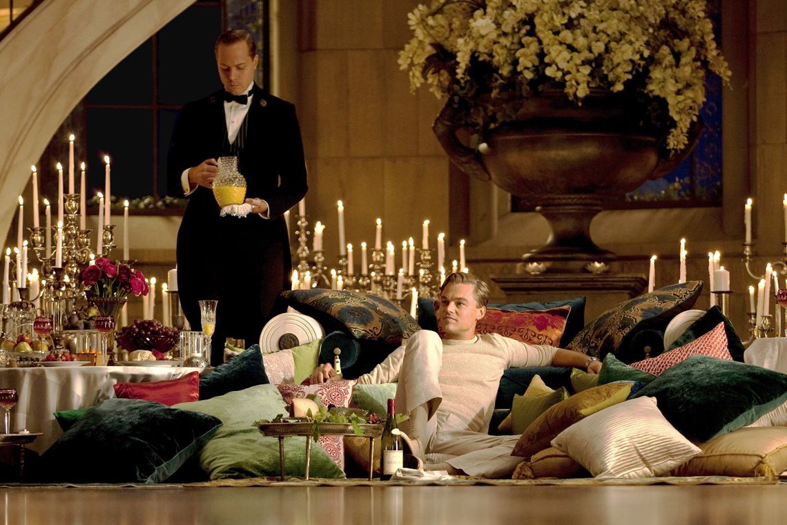 Leonardo DiCaprio interpreta o milionário Jay Gatsby na adaptação para o cinema dirigida por Baz Luhrmann, que estreou em 2013
