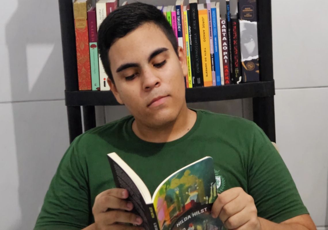 Ian tem 18 anos e diz ser uma pessoa diferente por causa dos livros