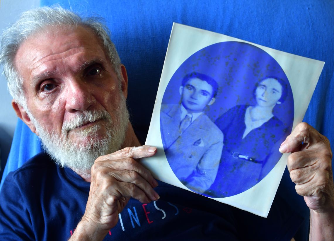 O pernambucano Raimundo Carrero mostra a foto dos pais e destaca: a mãe Maria Gomes de Sá, que faleceu quando ele tinha 10 anos, era uma mulher excepcional