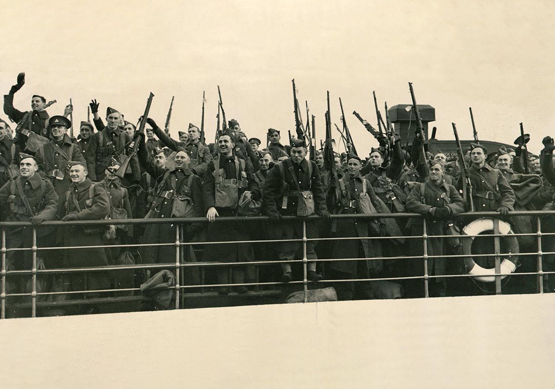 Canadenses chegando à Inglaterra para lutar junto aos aliados.