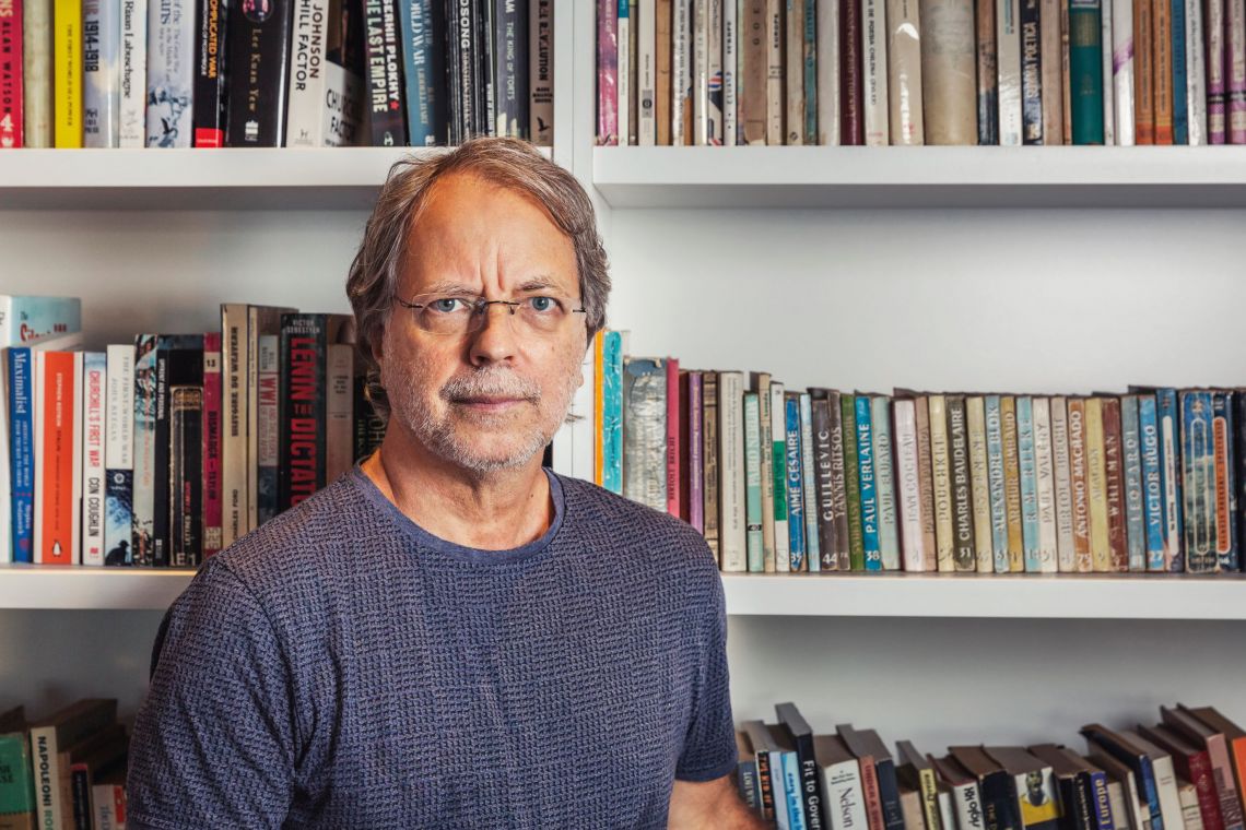 O escritor moçambicano Mia Couto, um dos grandes talentos literários mundiais, será uma das atrações da Bienal Internacional do Livro de Pernambuco