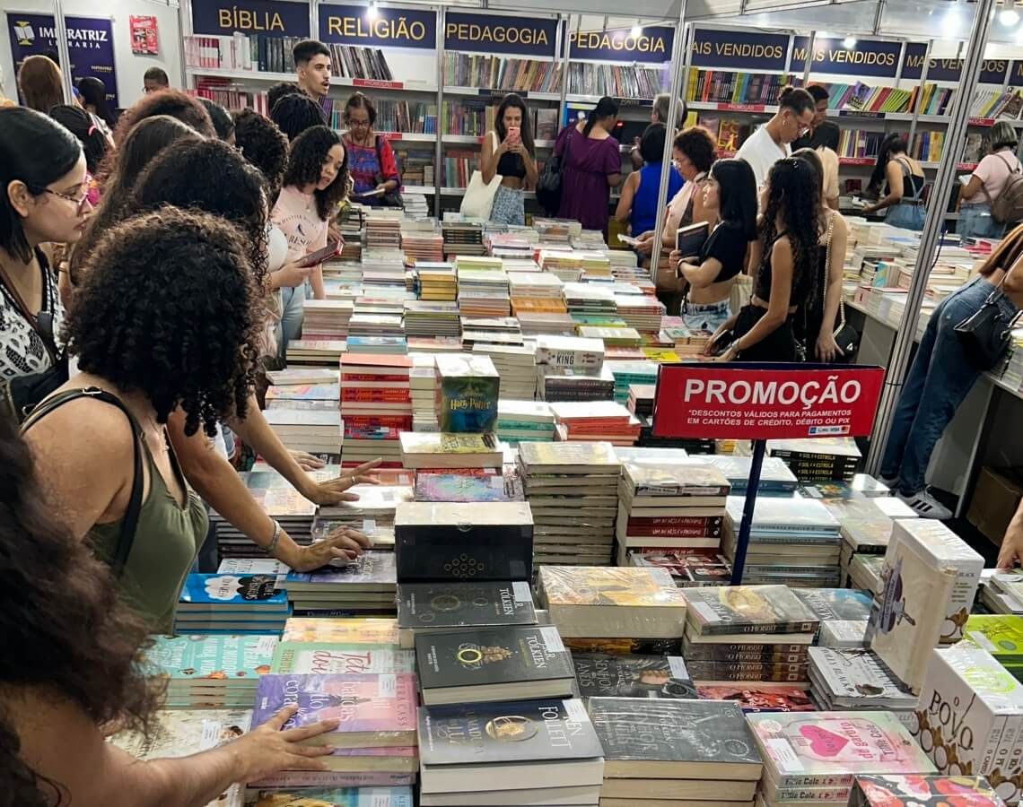 O público vai ter a disposição milhares de livros e uma agenda recheada de eventos e debates literários durante toda a tarde desta sexta-feira