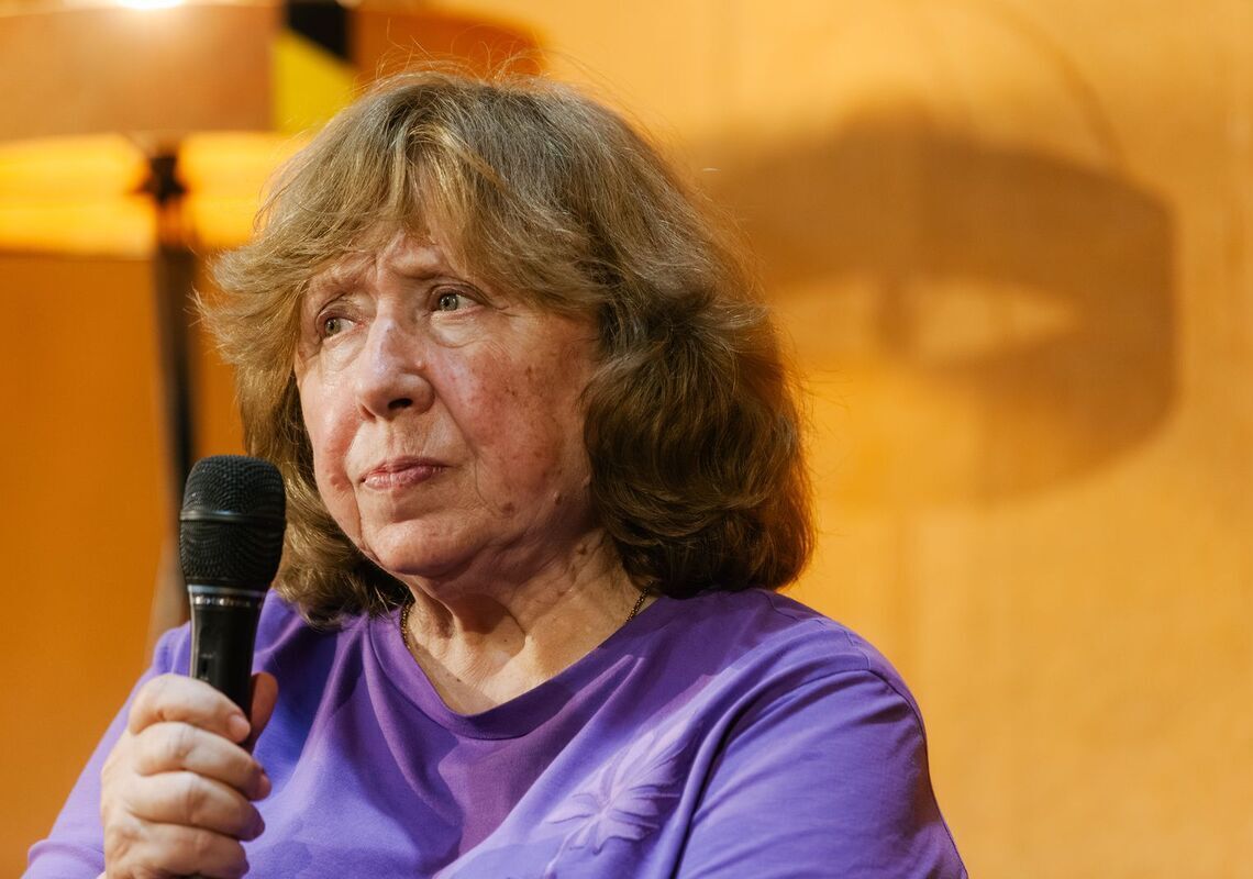 Svetlana Alexievich lembrou da infância numa aldeia habitada apenas por mulheres, após os maridos, pais e filhos serem vitimados na Segunda Guerra Mundial