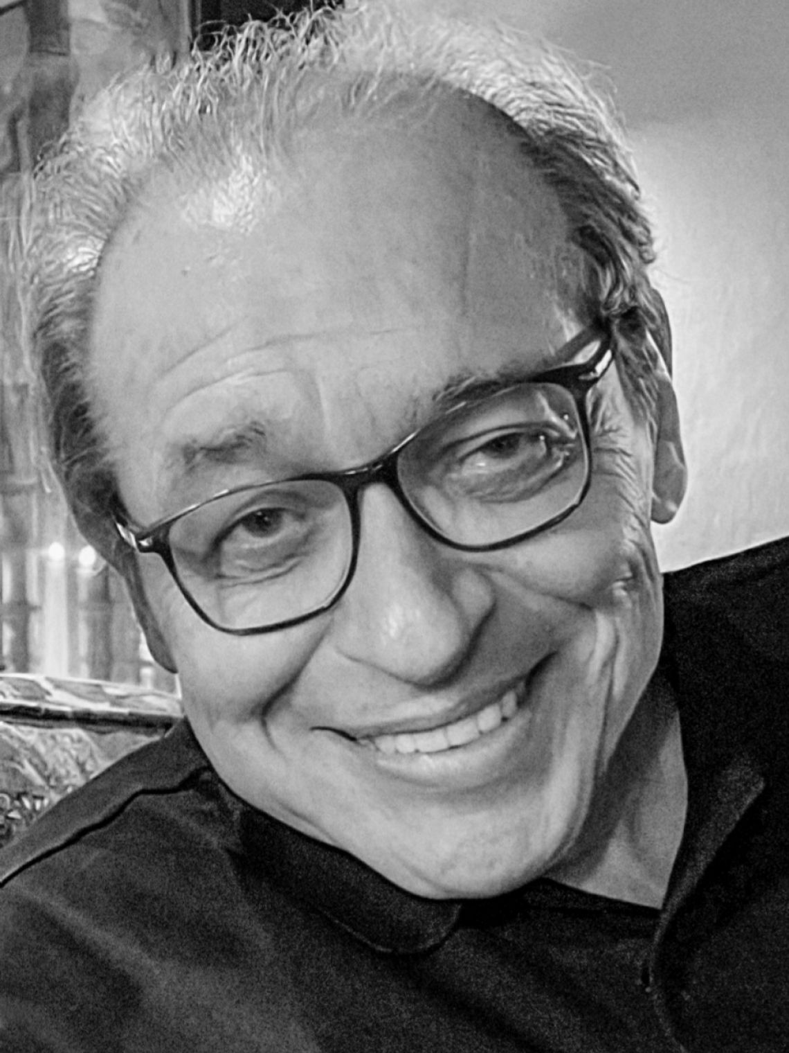 O jornalista traçou não apenas um perfil do maestro Tom Jobim , mas recria o ambiente cultural musical entre as décadas de 1950 e 1990 