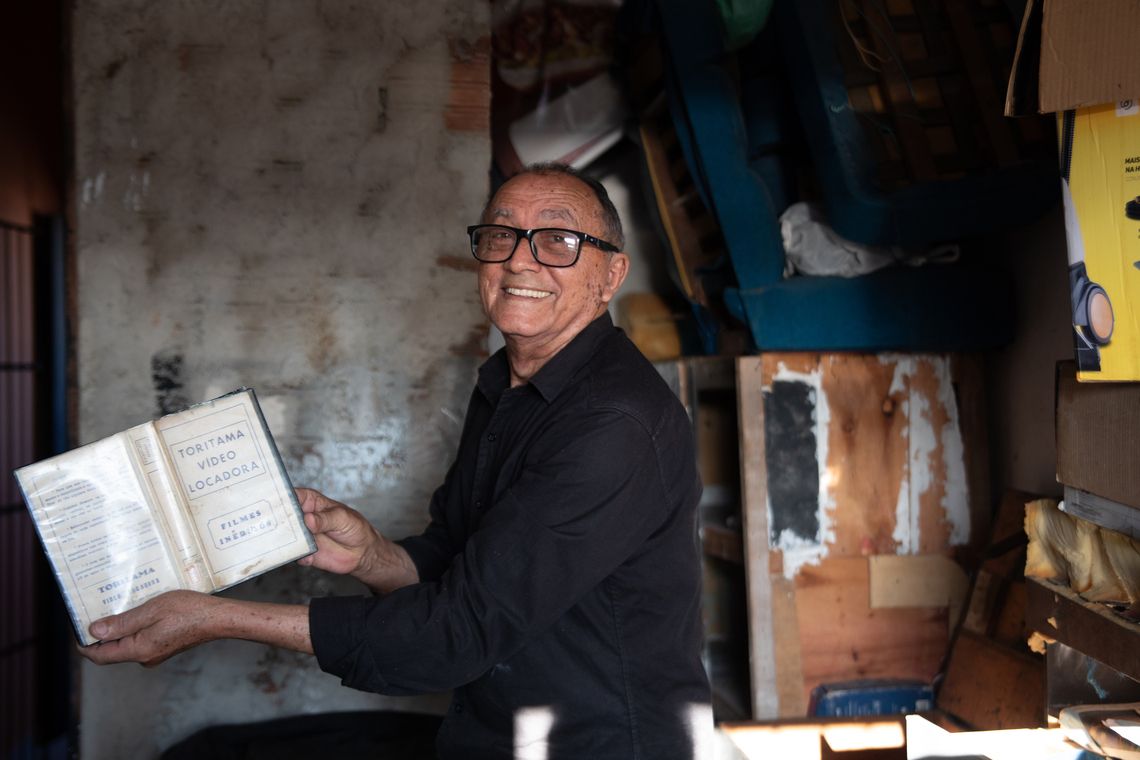 José Aurélio da Silva, 81 anos, construiu e mantém o cinema em Toritama (PE)