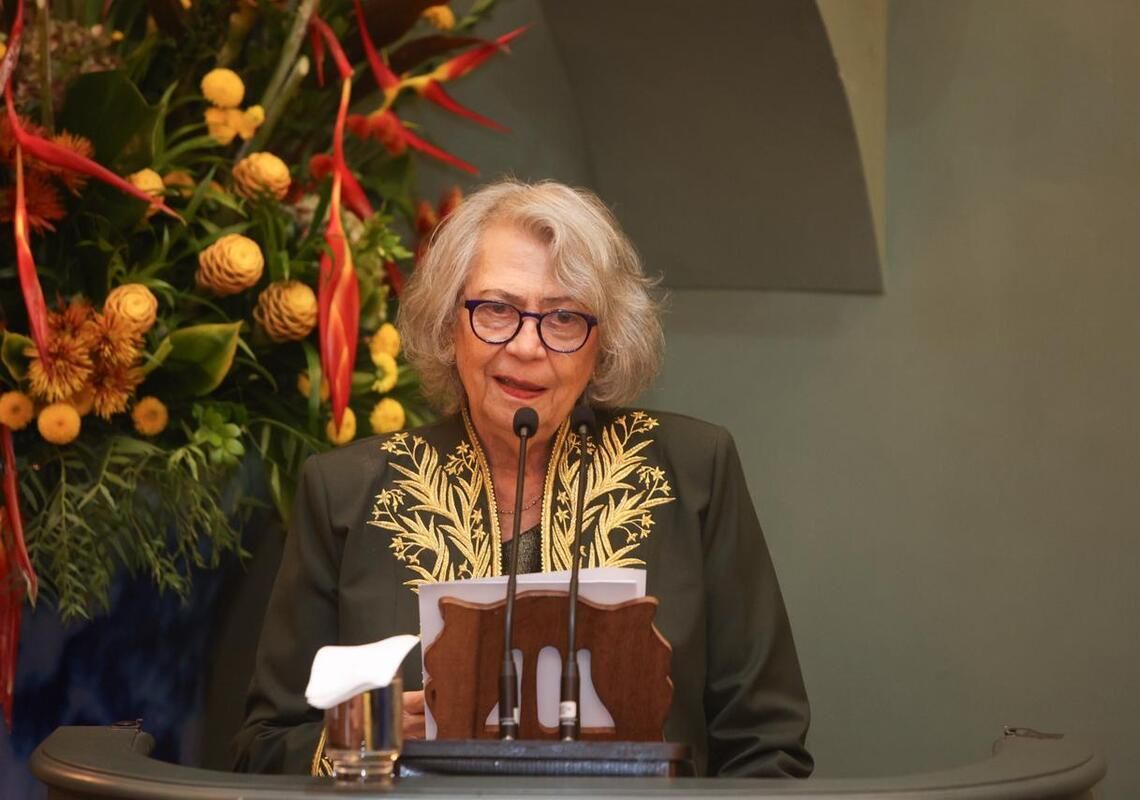 Ana Maria Machado faz a saudação ao novo imortal, Milton Hatoum, em cerimônia na Academia Brasileira de Letras