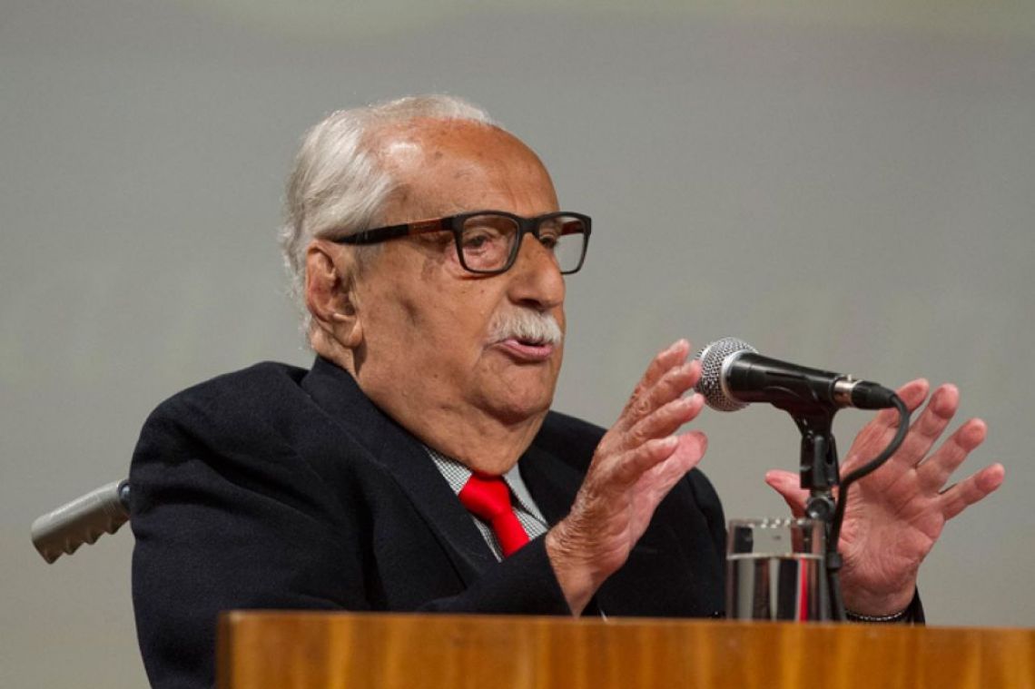 Carlos Heitor Cony afirmava que escrever era destino e não vocação. “Escrevo por prazer e acho que ninguém deve ler se não for por prazer”.