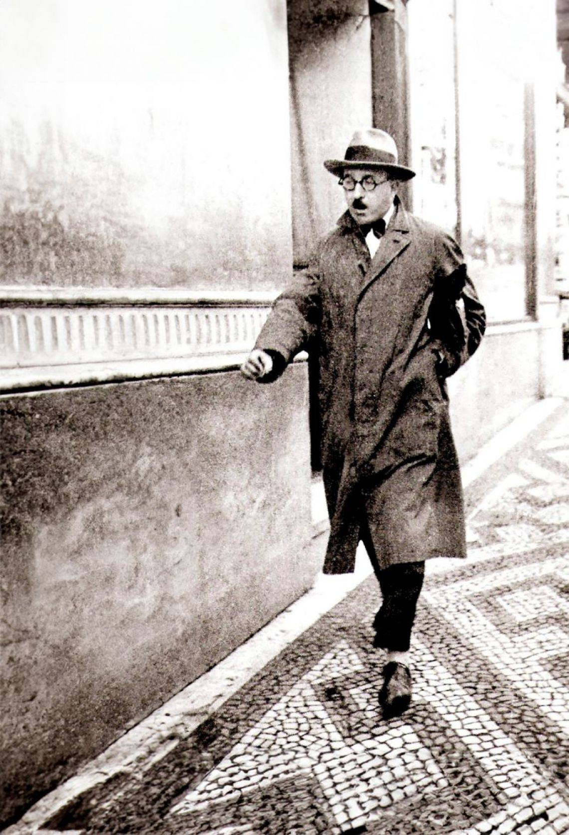 Apesar da imagem séria, até sisuda, o português Fernando Pessoa escrevia cartas melosas para a namorada