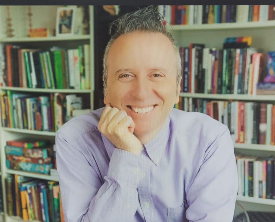 Cory Silverberg evita simplificações, explorando o parto e a gravidez com clareza e naturalidade